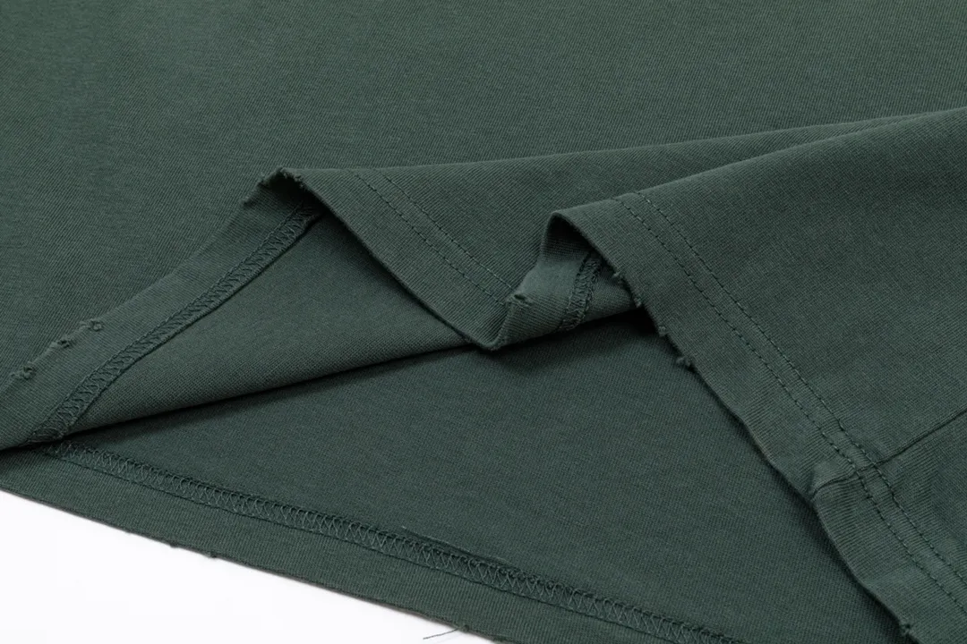 P220 CHROME HEARTS LoGo is fashionable and elegant, with dropped shoulders. The fabric is made of 26s double-yarn combed cotton compact spinning yarn with a weight of 280. It is matched with 1*1 Salona rib. The fabric is fermented and has a loose fit. Color: dark green (washed with holes) size: S～XXL